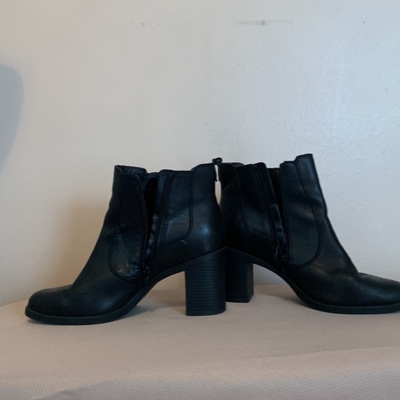GIANI BERNINI Black Stacked Heel Zipper Ankle Boots - Picture 2 of 9